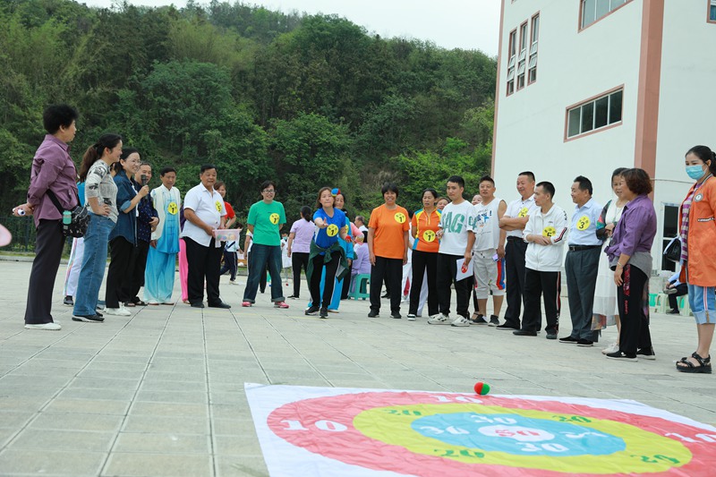 丟沙包比賽。