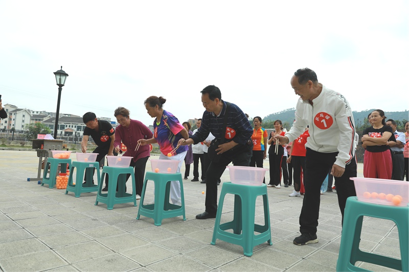 夾乒乓球接力比賽。