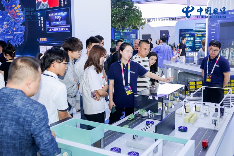 中國電信攜“云”精彩亮相2023數博會。
