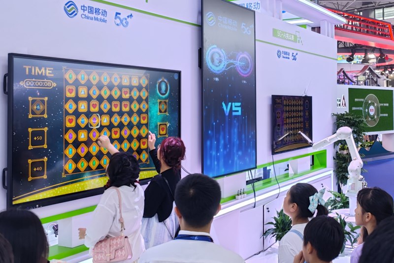 2 圖為觀眾在中國移動“數智共贏 算連未來”展館參與體驗。