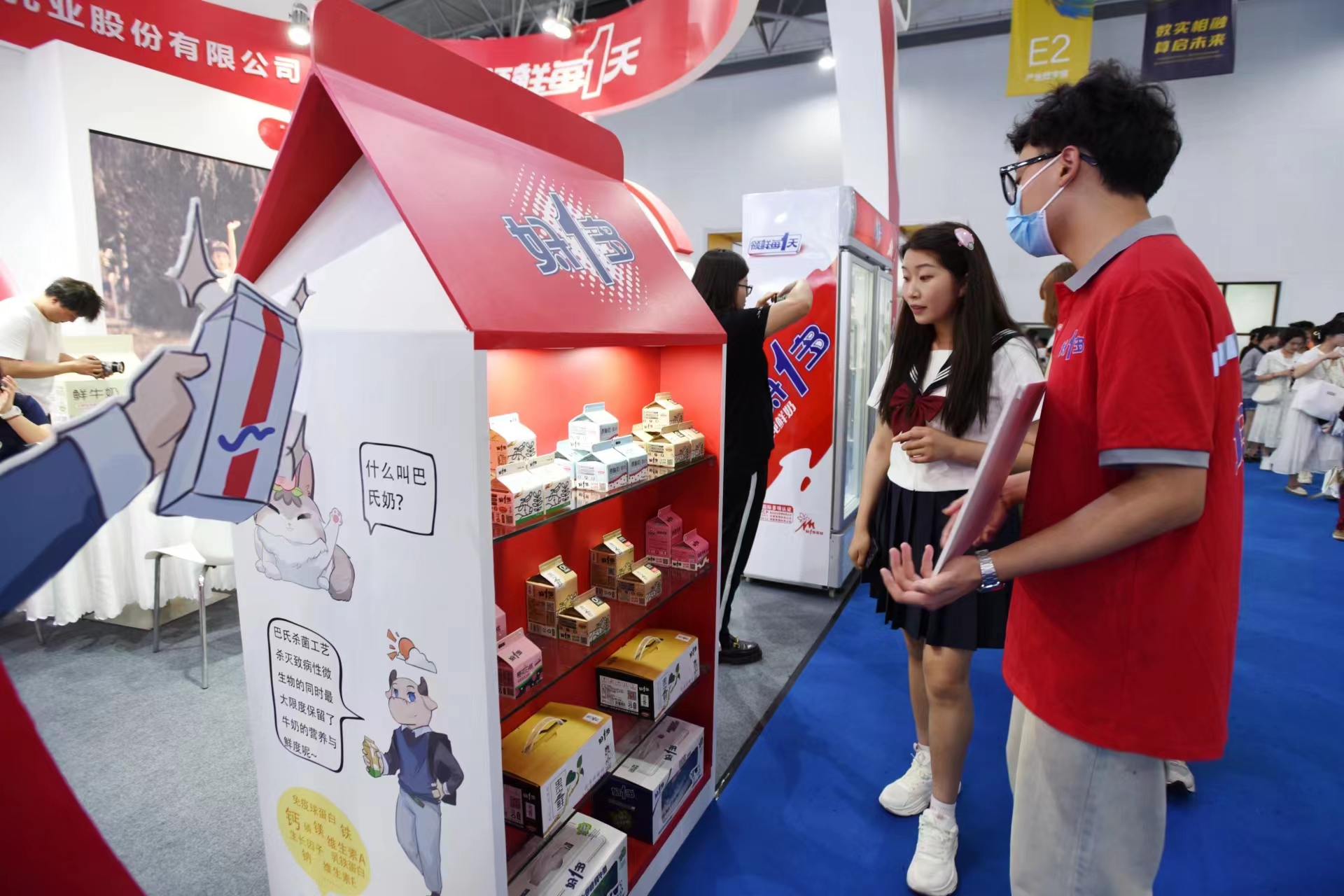 工作人員給參展市民介紹好一多系列乳品。