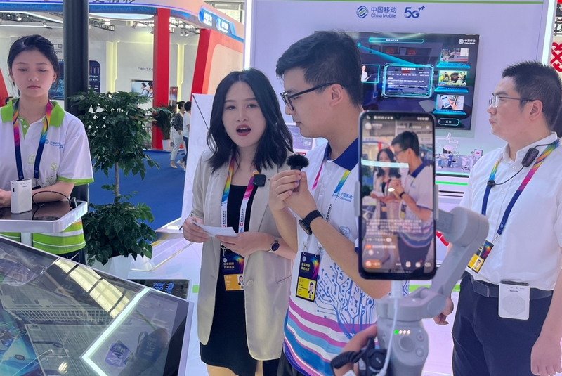 觀眾體驗數博會場館內的網絡高速運行、暢通無阻。