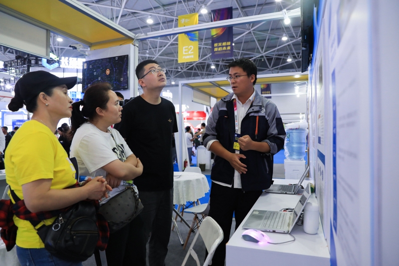 nEO_IMG_5 在貴州砼智造科技有限公司展位，市民聽取該公司最新研發的砼智造AI安全智能化綜合管理平臺介紹。