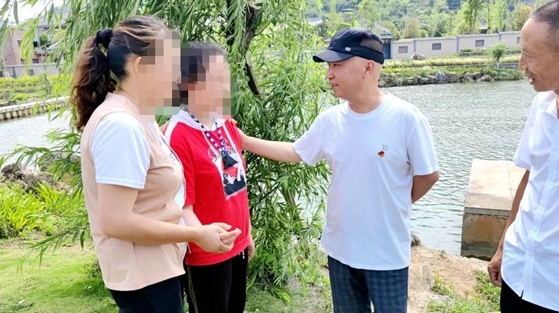 胡德坤今年54歲，不僅是一名中共黨員（左3）） 杜開雪 攝.jpg