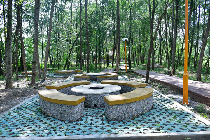 貴州省納雍縣寨樂鎮寨樂景區內的林下燒烤灶臺。