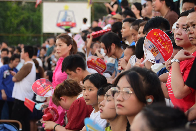 翹首觀賽的群眾。