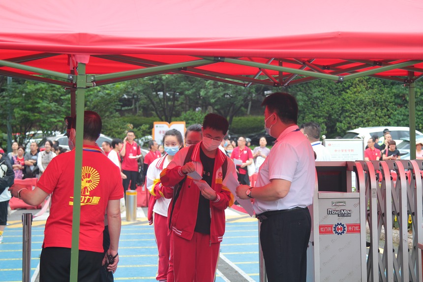 考生進入考點。劉波攝 