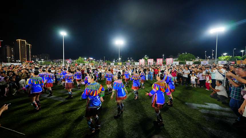 比賽間隙現場上演少數民族歌曲表演。周光勝攝