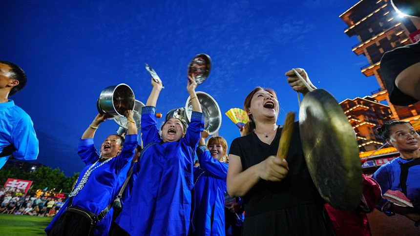 觀眾手持鍋碗瓢盆，為場上球員加油。周光勝攝
