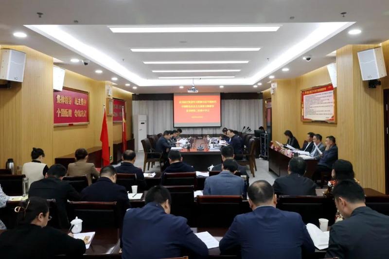 1、4月25日，貴州省司法廳黨委舉辦學習貫徹習近平新時代中國特色社會主義思想主題教育讀書班第三次集中學習和統一集中研討，廳黨委班子成員結合分管工作實際和學習情況逐一交流發言。