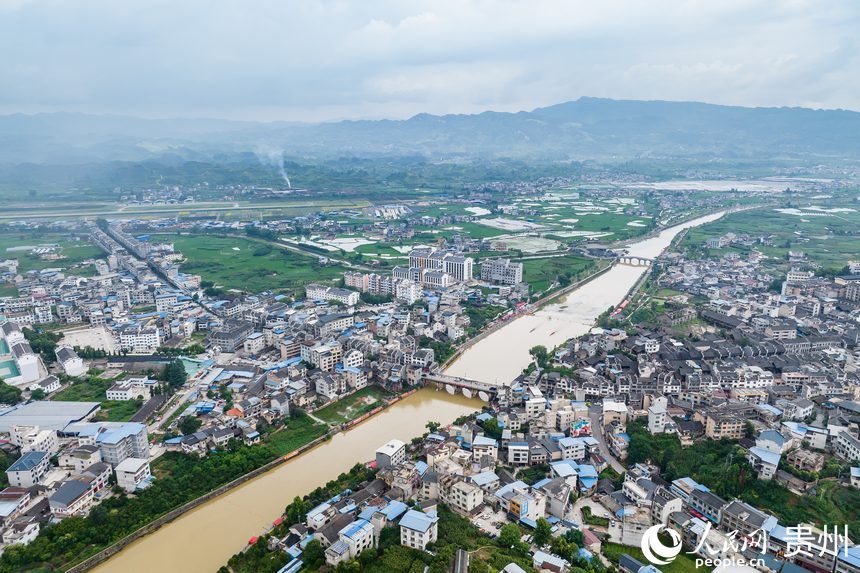 航拍貴州省黔東南州黃平縣400米龍舟競速爭霸賽現場。人民網記者 涂敏攝