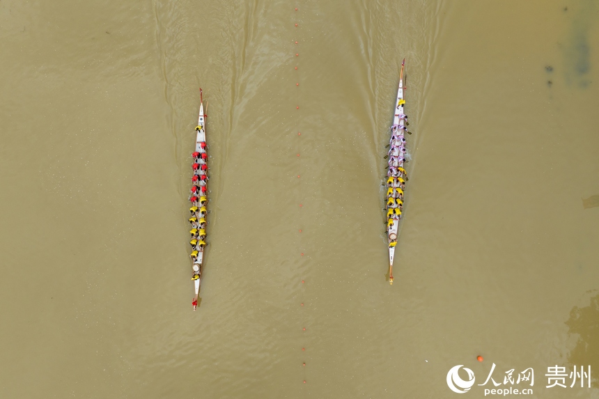 航拍貴州省黔東南州黃平縣400米龍舟競速爭霸賽現場。人民網記者 涂敏攝