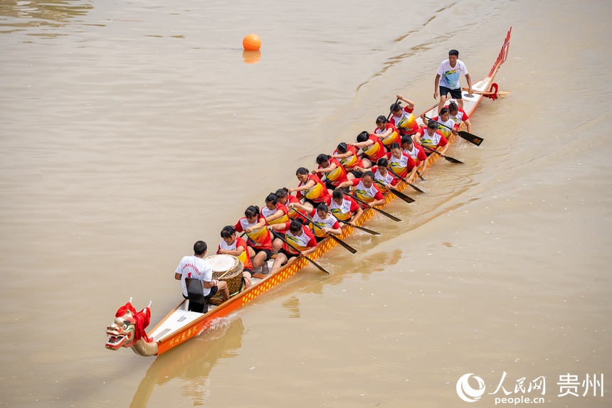 參加比賽的女子龍舟隊。人民網記者 涂敏攝