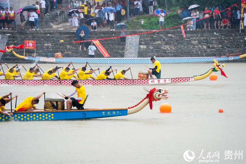 二“龍”雨中爭渡。人民網記者 涂敏攝