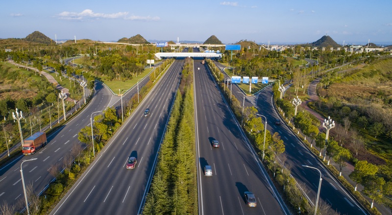 四通八達的貴安大道。石照昌 攝