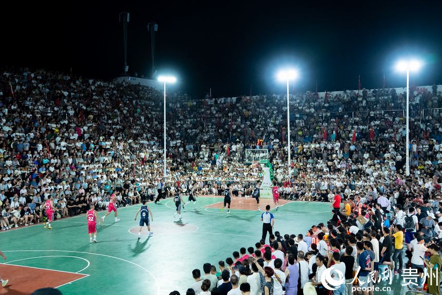 貴州臺江“村BA”現場，貴州黔東南隊（紅）對陣甘肅臨夏州隊（黑）。人民網記者 涂敏攝