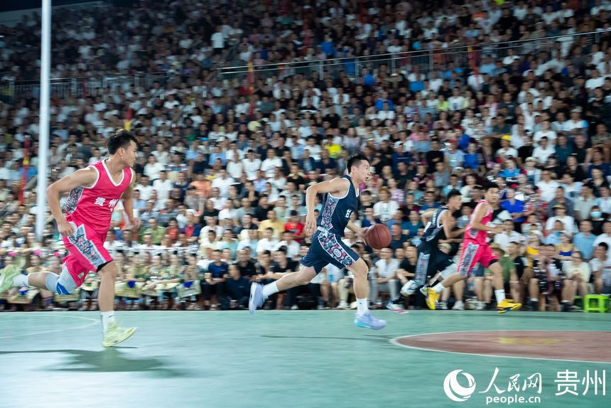  比賽現場，運動員們在球場上激烈對抗。人民網記者 涂敏攝