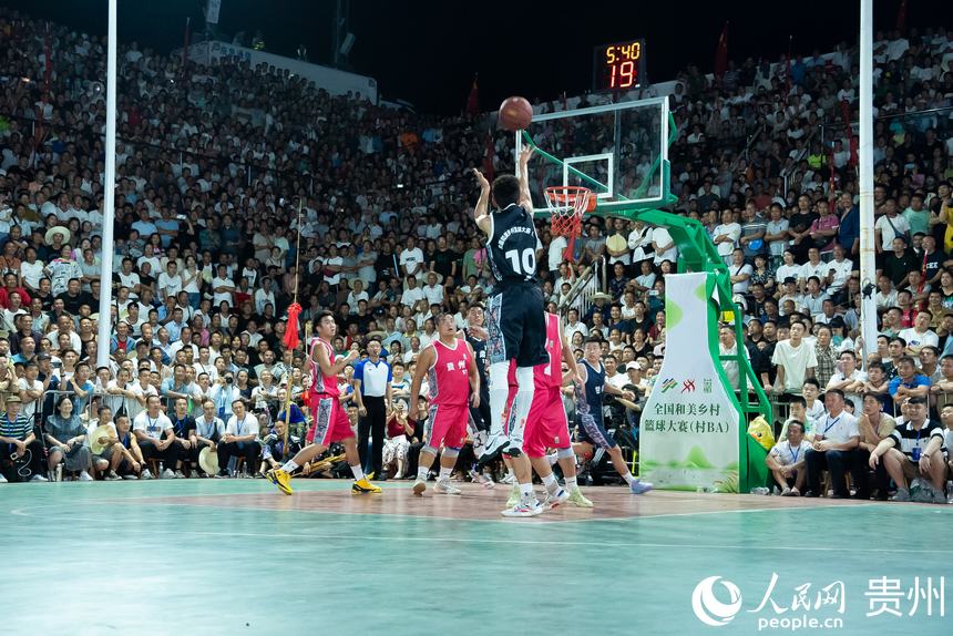 比賽現場，運動員們在球場上激烈對抗。人民網記者 涂敏攝