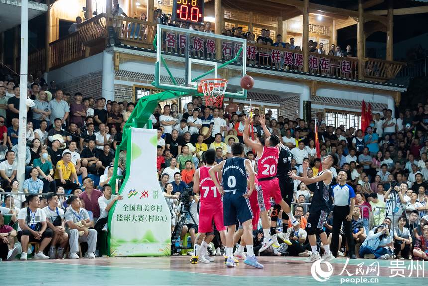 比賽現場，運動員們在球場上激烈對抗。人民網記者 涂敏攝