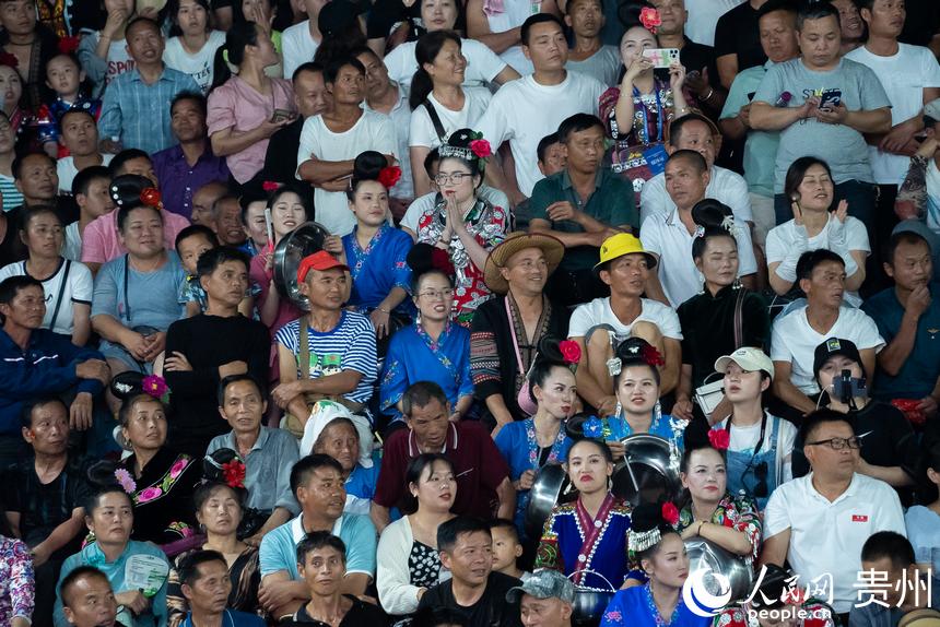 現場觀看比賽的群眾。人民網記者 涂敏攝