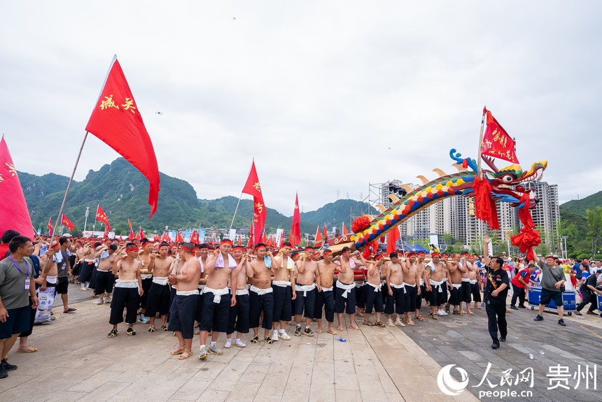 2000余名壯漢抬著長達98.8米的獨木龍舟巡游。人民網記者 涂敏攝