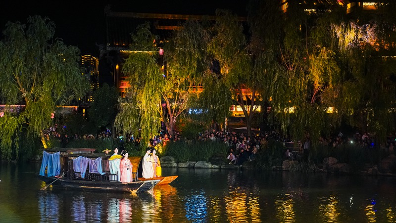 織金平遠古鎮夜晚演員在表演。