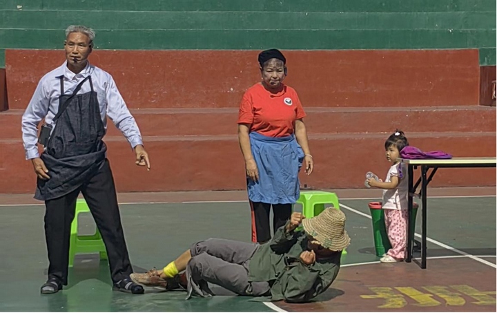 2  圖為冊亨縣關工委“夕陽紅”宣傳隊表演禁毒小品《悲慘人家》。