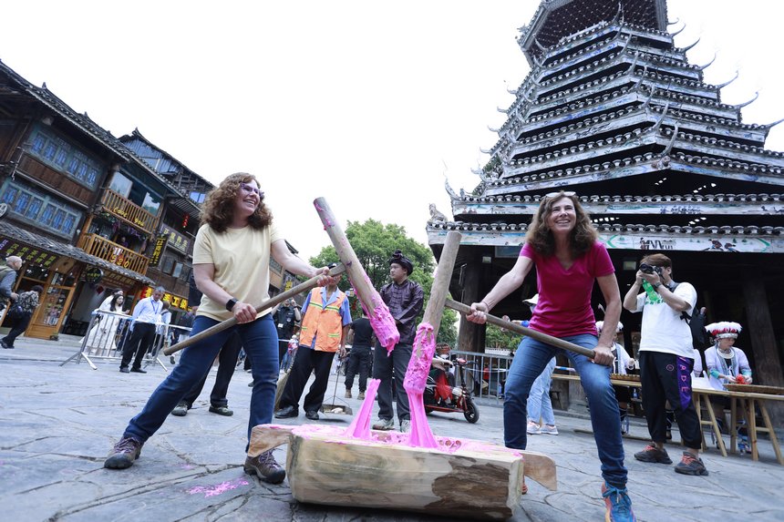 國外游客體驗“打糍粑”。