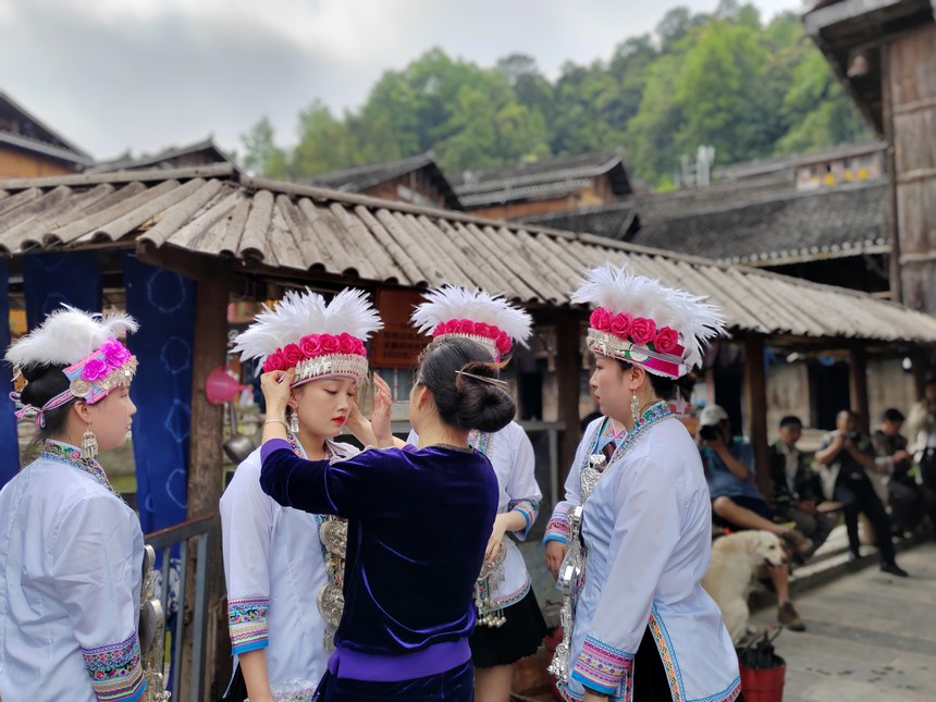 精心地梳妝打扮。