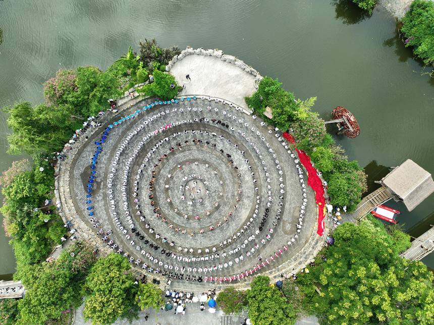 萬人侗族大歌田園展示現場。