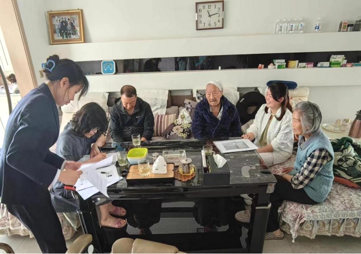 圖為為離休干部呂發興辦理長護險現場。