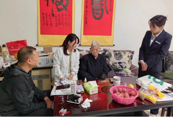 圖為在離休干部袁學祥家座談家了解情況。