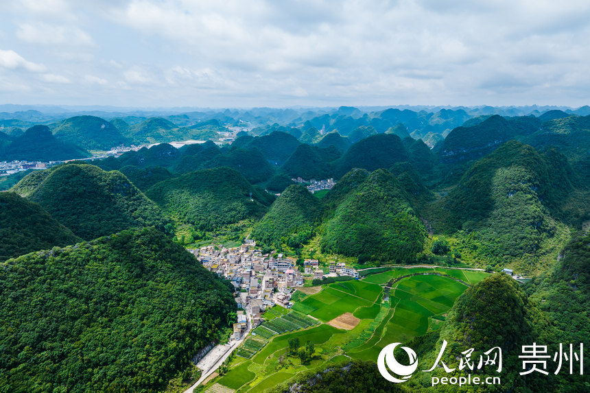 6月28日拍攝的景區內農村公路與民居。人民網記者 涂敏攝