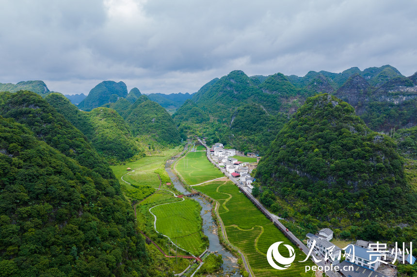 6月28日拍攝的景區內農村公路與民居。人民網記者 涂敏攝