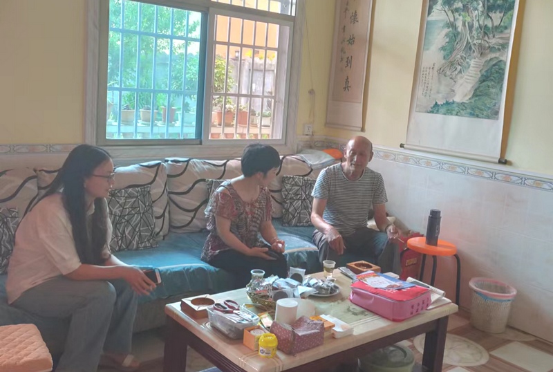 1  圖為安龍縣委組織部副部長何顯艷入戶走訪看望老干部。