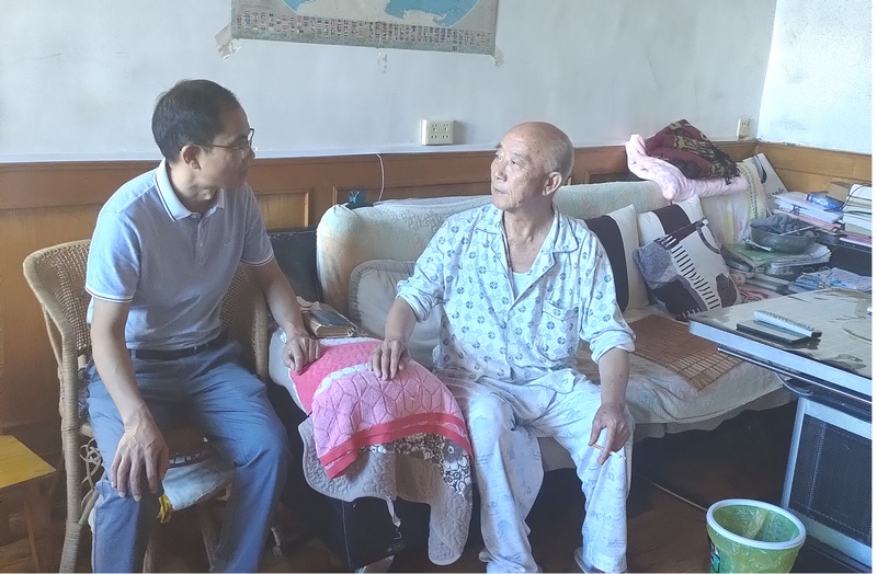 2 圖為安龍縣老年大學校長賀朝龍同志走訪看望老干部。