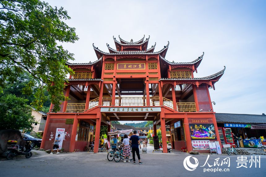 寨沙侗寨吸引不少游客前來打卡。人民網記者 涂敏攝