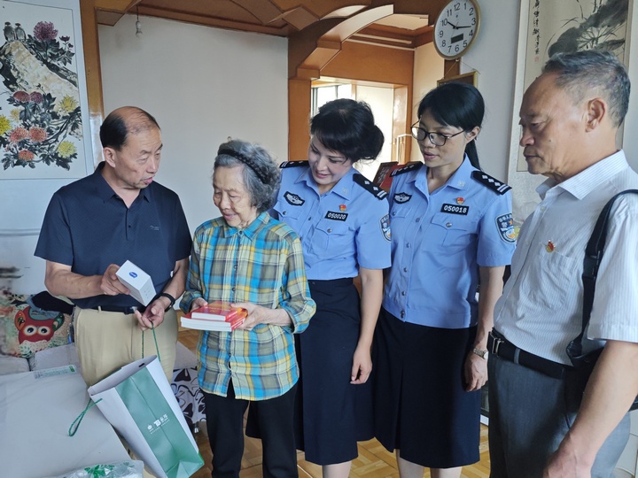 圖為看望慰問老黨員。