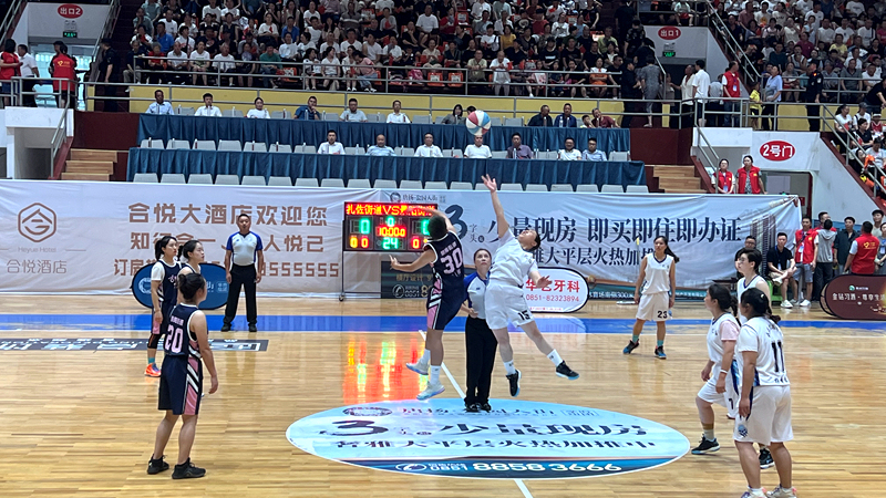 “爽爽貴陽·心學修文”首屆全民健身運動會籃球比賽決賽現場。杜開雪攝