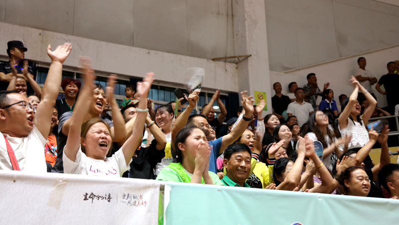 球員們頑強拼搏的競技精神、精湛嫻熟的球技也贏得了觀眾陣陣喝彩。杜開雪攝