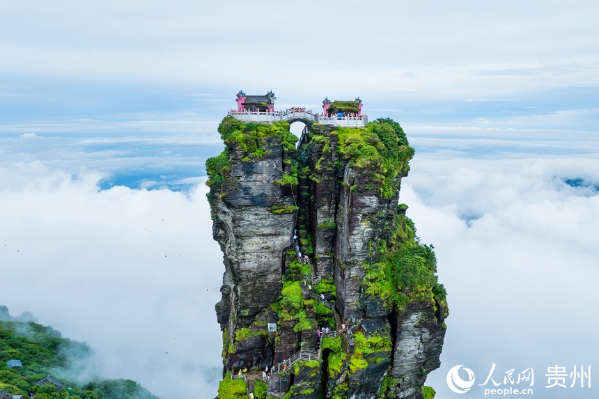 云霧間的梵凈山金頂。人民網記者 涂敏攝