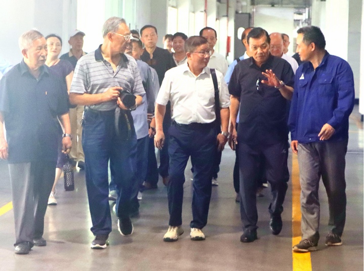 圖為在貴州振華義龍新材料有限公司參觀考察。