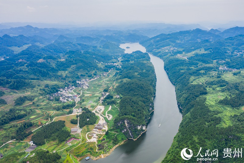 烏江俯瞰。人民網 涂敏攝