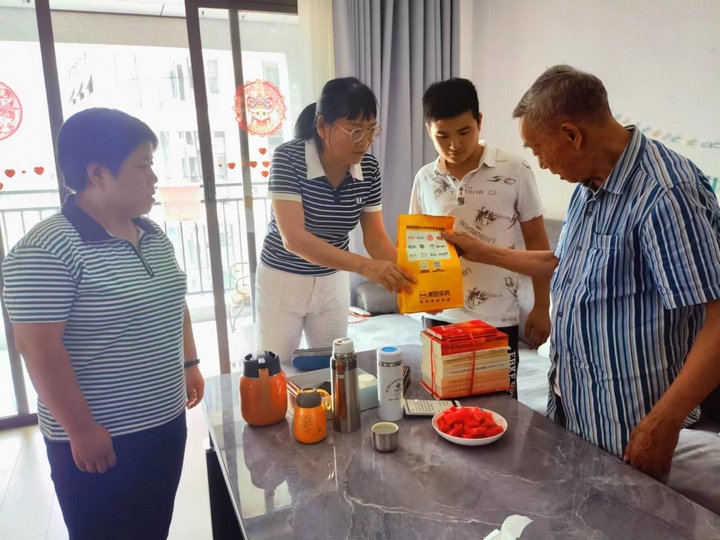 圖為為離退休干部姚元炳送學送健康現場。