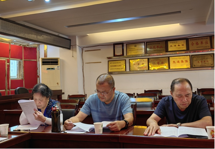 圖為退休黨員認真學習文件。