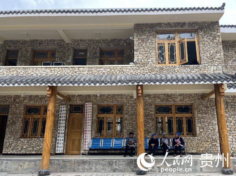 村民在村委會的休息區聊天。人民網 李麗萍攝