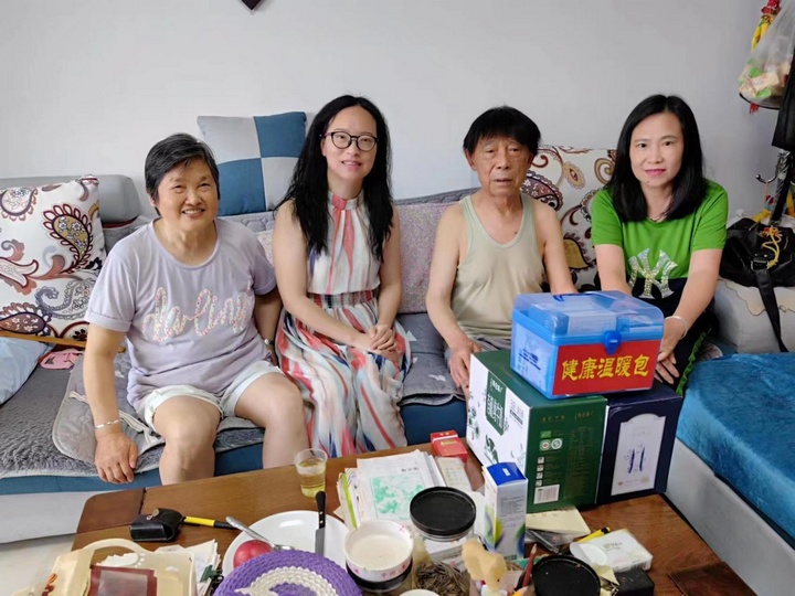 圖為慰問組一行與胡志敏一家合影留念。