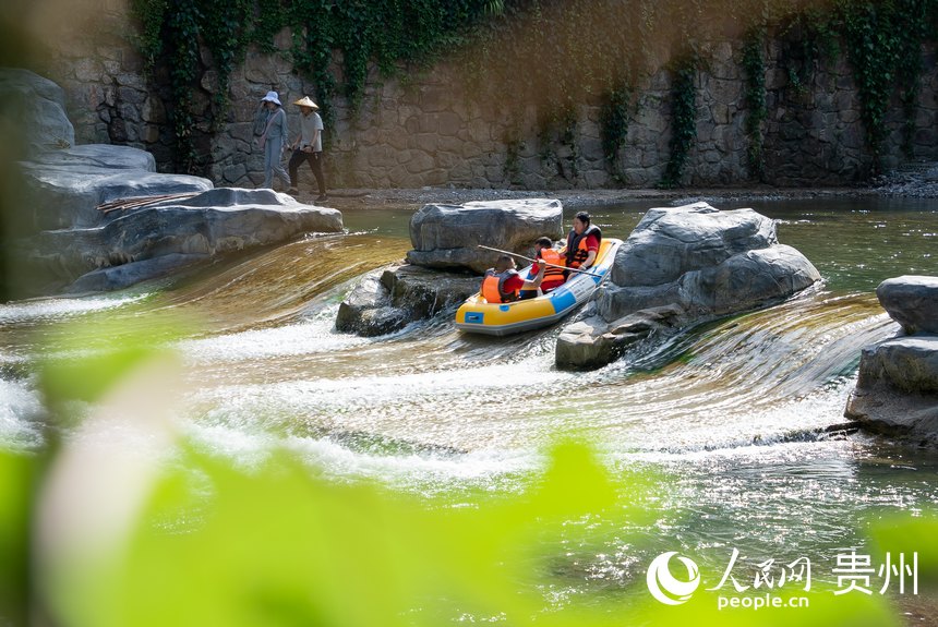 游客在杉木河景區漂流，享受夏日難得的清涼時光。人民網記者 涂敏攝