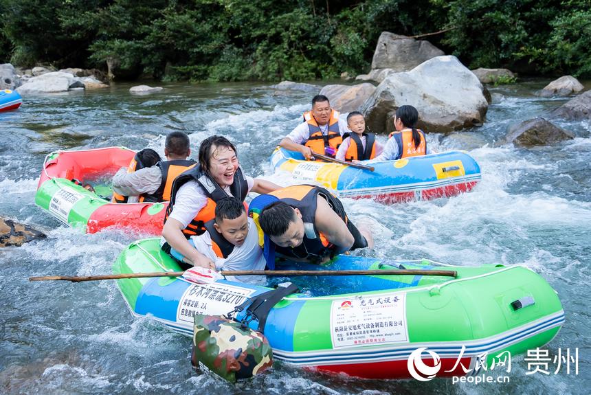 游客在杉木河景區漂流，享受夏日難得的清涼時光。人民網記者 涂敏攝