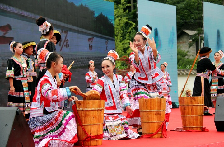 苗族歌舞表演。陳穎攝
